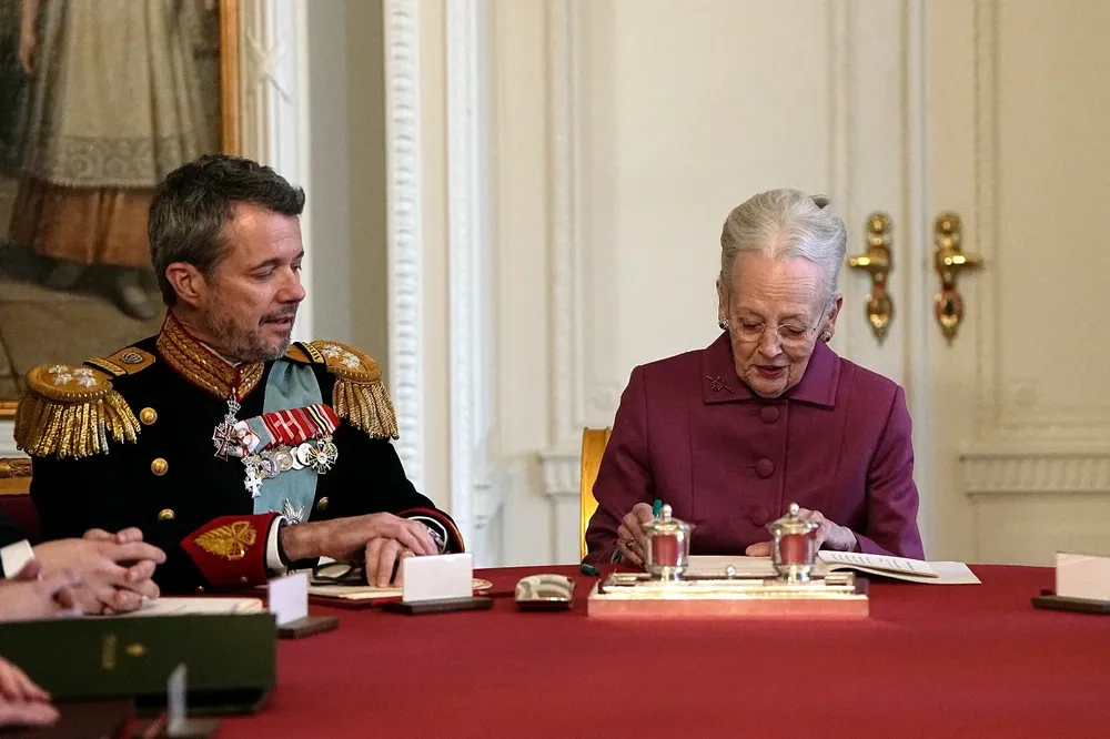 La reina Margarita de Dinamarca (derecha) firma una declaración de abdicación junto al príncipe heredero Frederik en el Consejo de Estado en el castillo de Christiansborg en Copenhague.