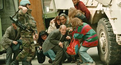 Los civiles arriesgaban sus vidas al cruzar la avenida principal de Sarajevo durante la guerra de Bosnia.