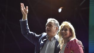 Yamandú Orsi y Carolina Cosse en el cierre de campaña del Frente Amplio en el Velódromo