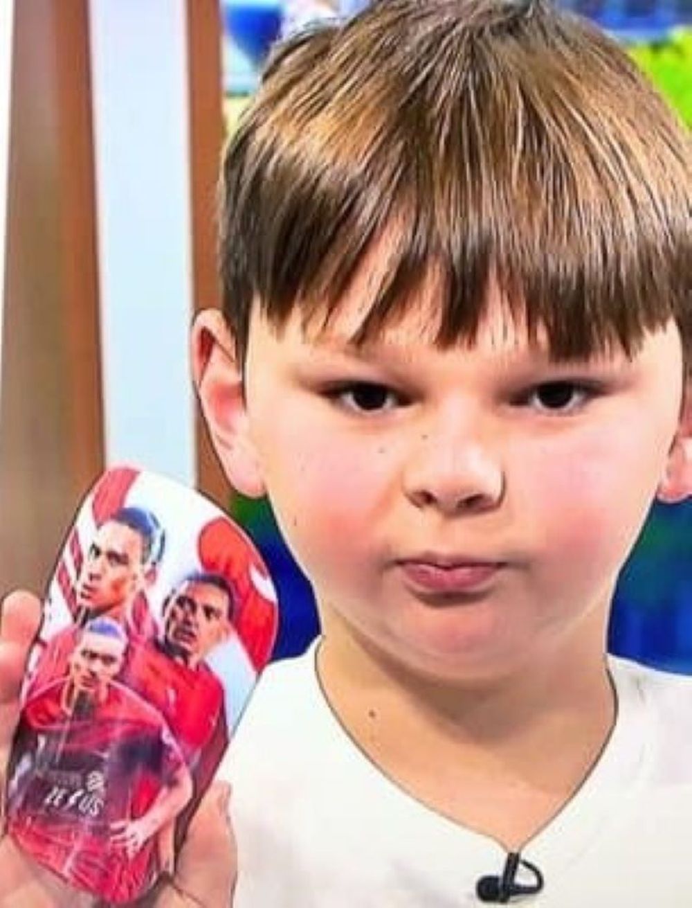 Darwin Núñez le regaló sus canilleras de Liverpool a un niño que salió como mascota de Chelsea y que tiene piernas ortopédicas Darwin Núñez le regaló sus canilleras de Liverpool a un niño que salió como mascota de Chelsea y que tiene piernas ortopédicas