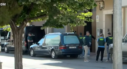 Varios agentes frente a la casa donde han sido hallados muertos el hombre y sus dos nietos en Huétor Tájar.