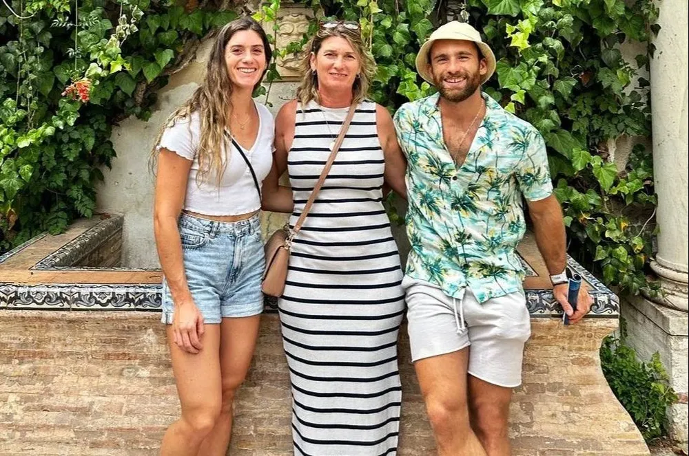 Romina y Bruno Cetraro con su madre Silvia Berriolo