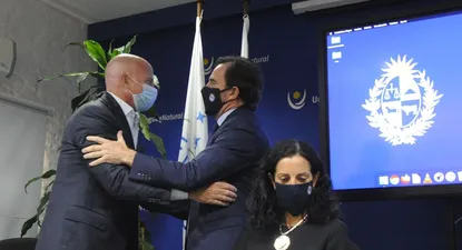 El empresario Giuseppe Cipriani junto al ministro de Turismo, Germán Cardoso, y la ministra de Economía, Azucena Arbeleche