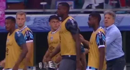 Renato Gaúcho retiró a todos los suplentes hacia el vestuario sobre el final del partido y allí estaba Felipe Carballo