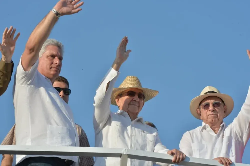 El presidente cubano Raúl Castro junto a sus vicepresidentes Miguel Díaz-Canel y José Machado Venturas.