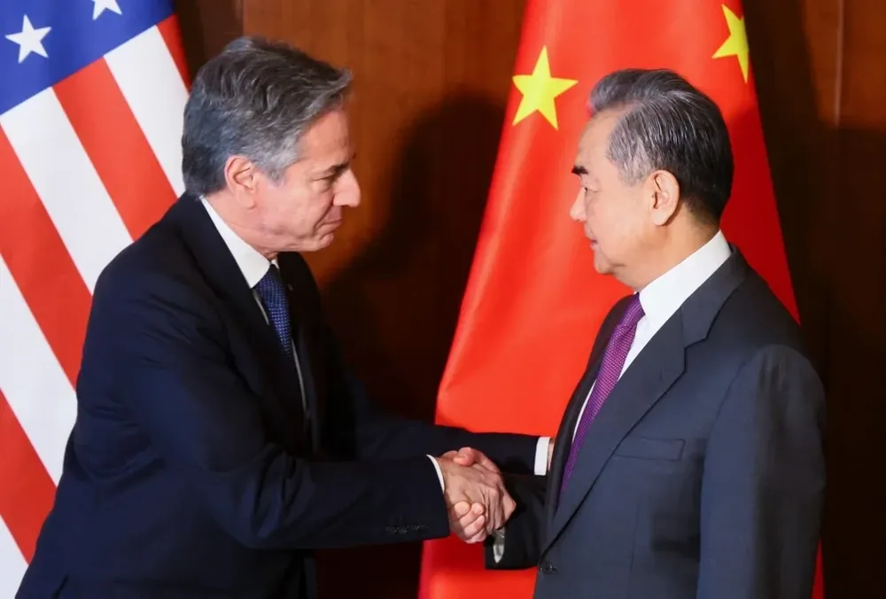 El saludo cordial del secretario de Estado de Estados Unidos, Antony Blinken, y el ministro de Relaciones Exteriores de China, Wang Yi, en la apertura de la Conferencia de Seguridad de Munich.