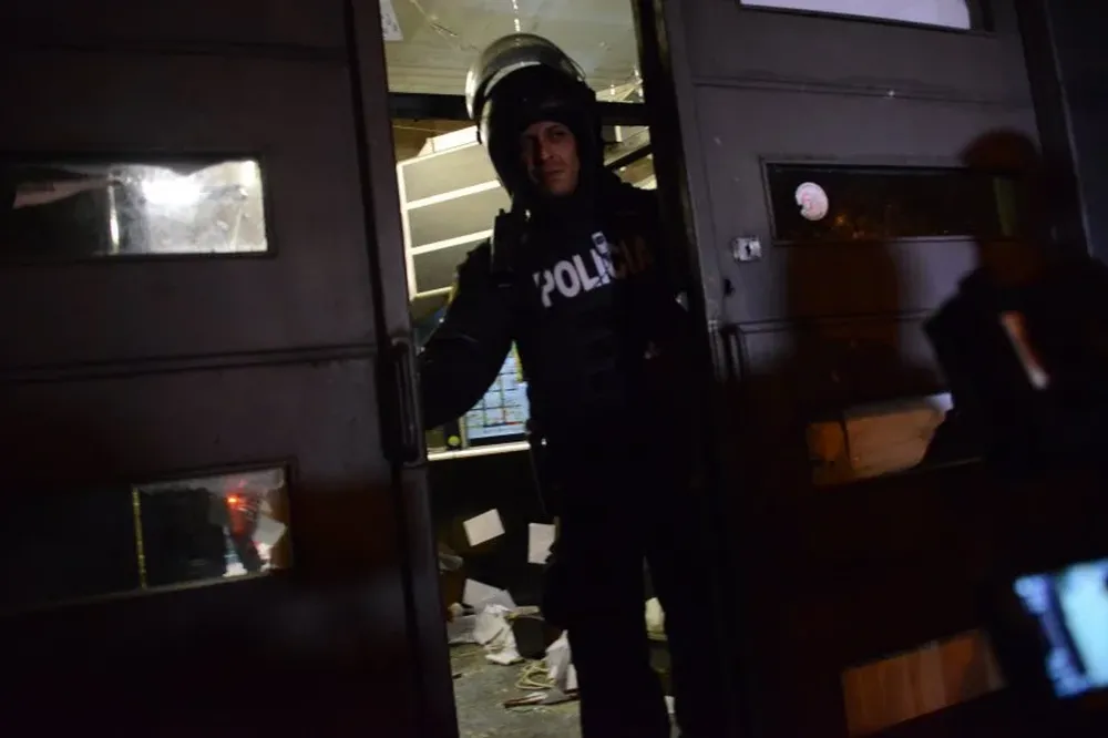Policías desalojan el edificio del Consejo Directivo Central (Codicen) de la Administración Nacional de Educación Pública (ANEP), tras cuatro días de ocupación por parte de gremios estudiantiles.