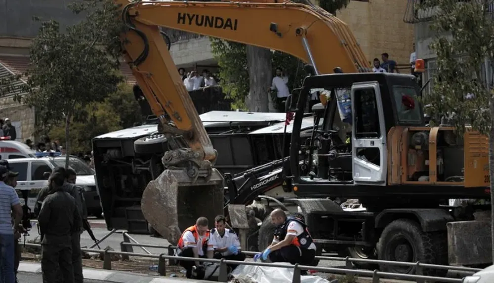 Un palestino en una retroexcavadora volteó un ómnibus en Jerusalén