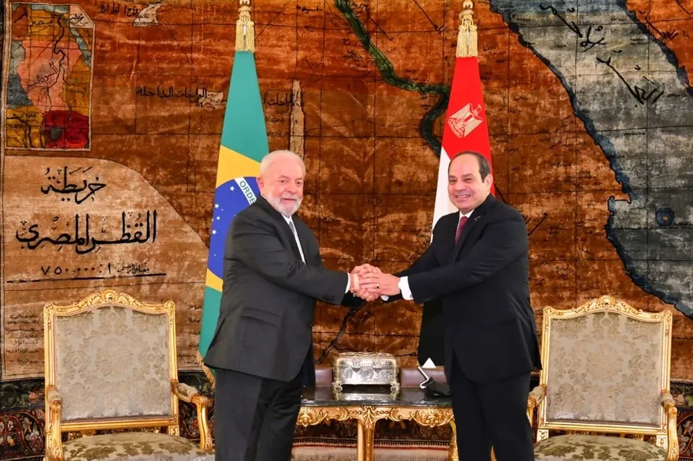 El presidente egipcio, Abdel Fatah al Sisi (der.), recibió este jueves a Luiz Inacio Lula da Silva en El Cairo.
