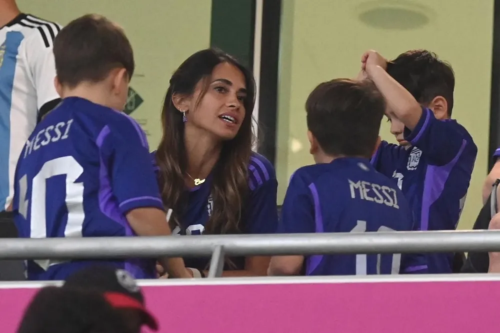 Antonella y sus tres hijos durante el Mundial Qatar 2022