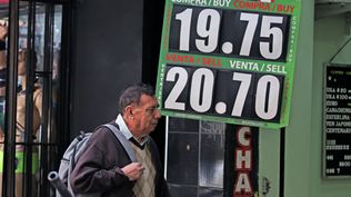 Un cartel en Ciudad de México muestra la cotización del dólar