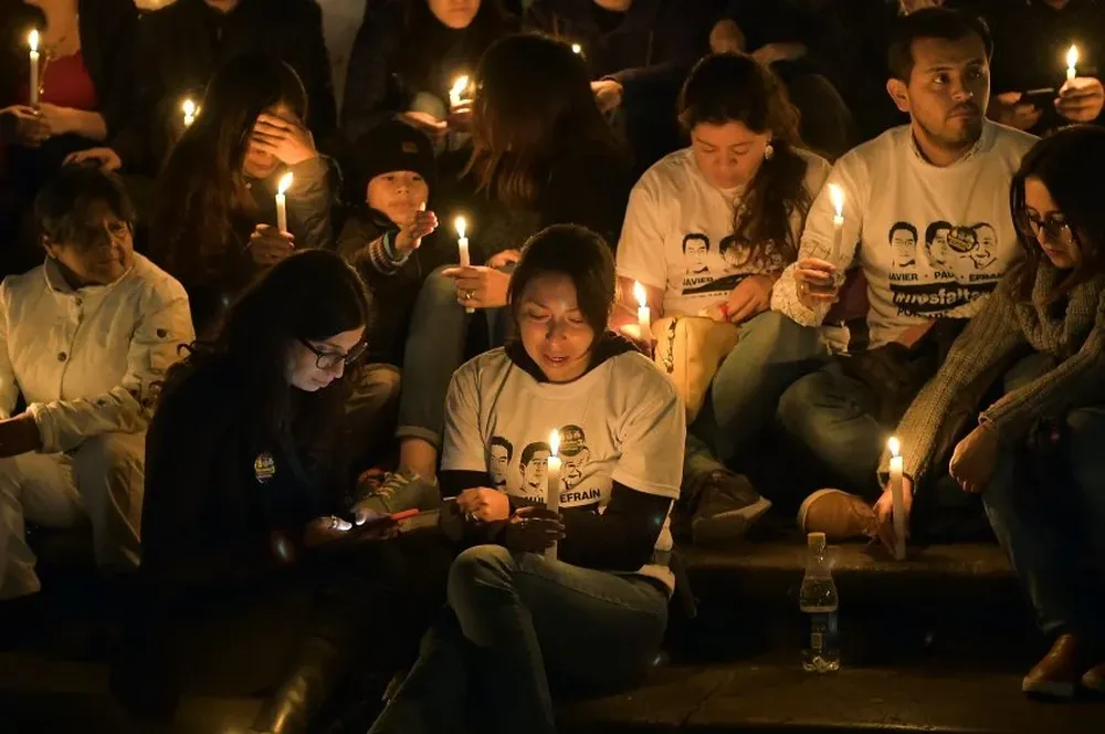 Familiares y amigos de los periodistas asesinados a la espera de noticias sobre los responsables.