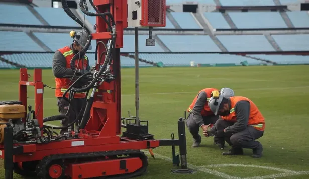 ngenieros estudian qué hay debajo del piso del estadio Centenario para saber si pueden bajar dos metros la cancha