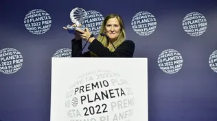 La escritora españoa Luz Gabás al reicbir el Premio Planeta 2022