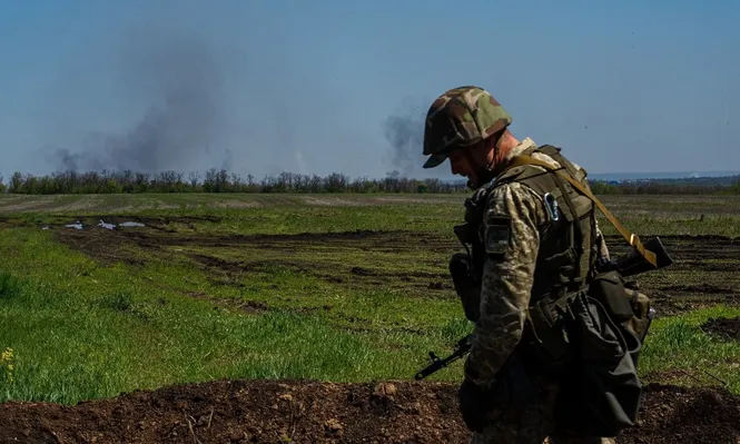 Soldado en áreas de producción agrícola, en Ucrania.