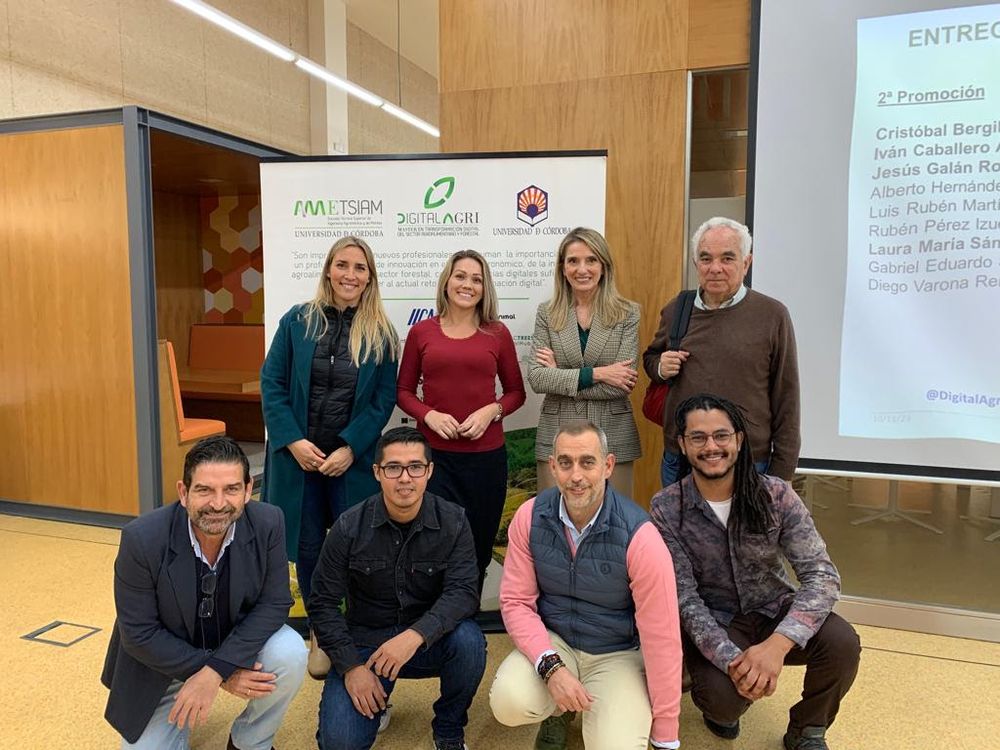 IICA: Caterina Dalmasso y Marianne Salas, becarias 2024–2025; Rosa Gallardo, directora de la ETSIAM; José Emilio Guerrero, profesor de la Universidad de Córdoba, España; Adolfo Peña, director de la maestría Digital Agri; Víctor González, becario 2024 – 2025; Francisco Javier Mesa, académico del máster Digital Agri de la Universidad de Córdoba; y Derian Palma, becario 2024–2025.