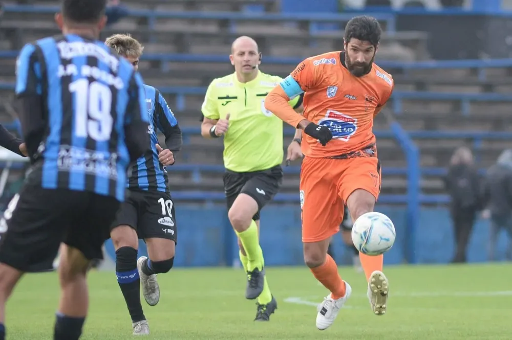 Despedida de Abreu del fútbol profesional, defendiendo a Sud América ante Liverpool