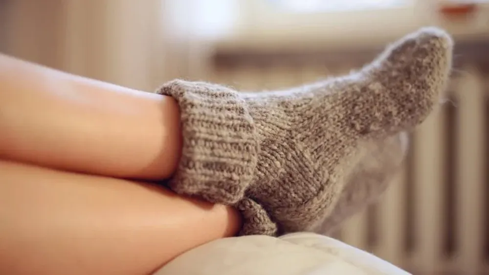 Abrígate en invierno y baja el nivel de la calefacción, recomiendan los expertos para ahorrar.