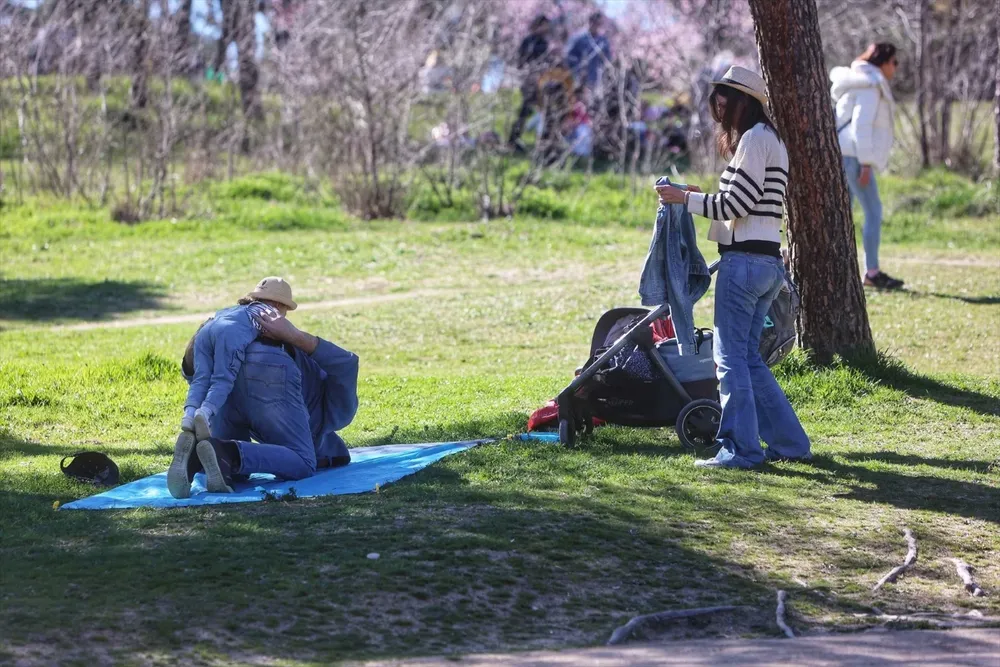 Un padre juega con su hijo en la Casa de Campo en Madrid.