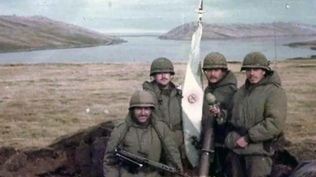 Soldados argentinos en las islas Malvinas, durante la guerra de 1982.