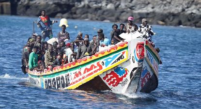 Llegada de un cayuco con unas 170 personas migrantes a bordo al puerto de La Restinga, en la isla de El Hierro