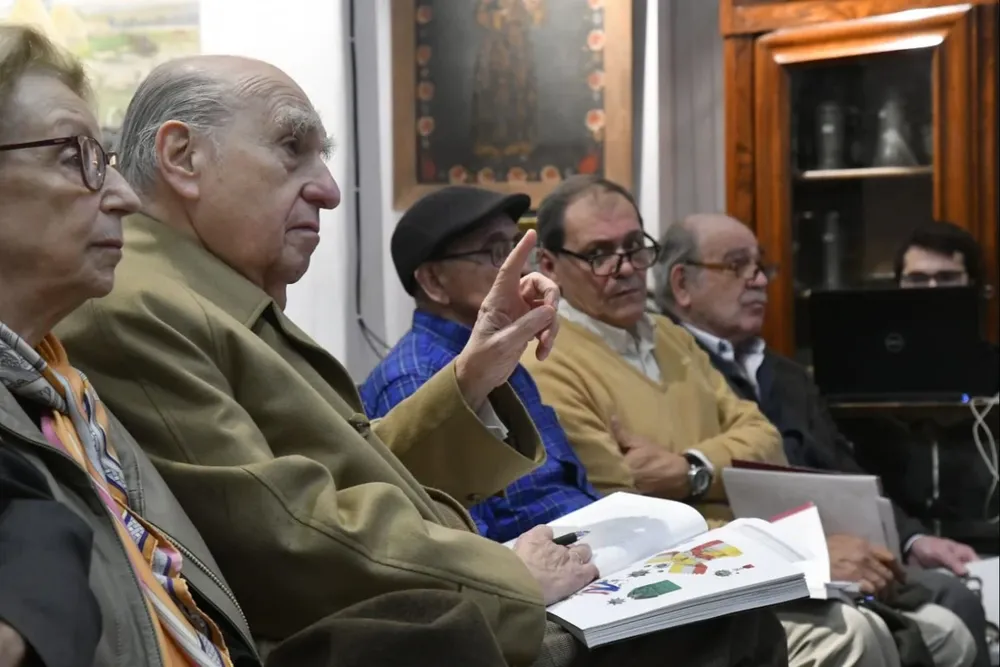 Sanguinetti oferta en la subasta