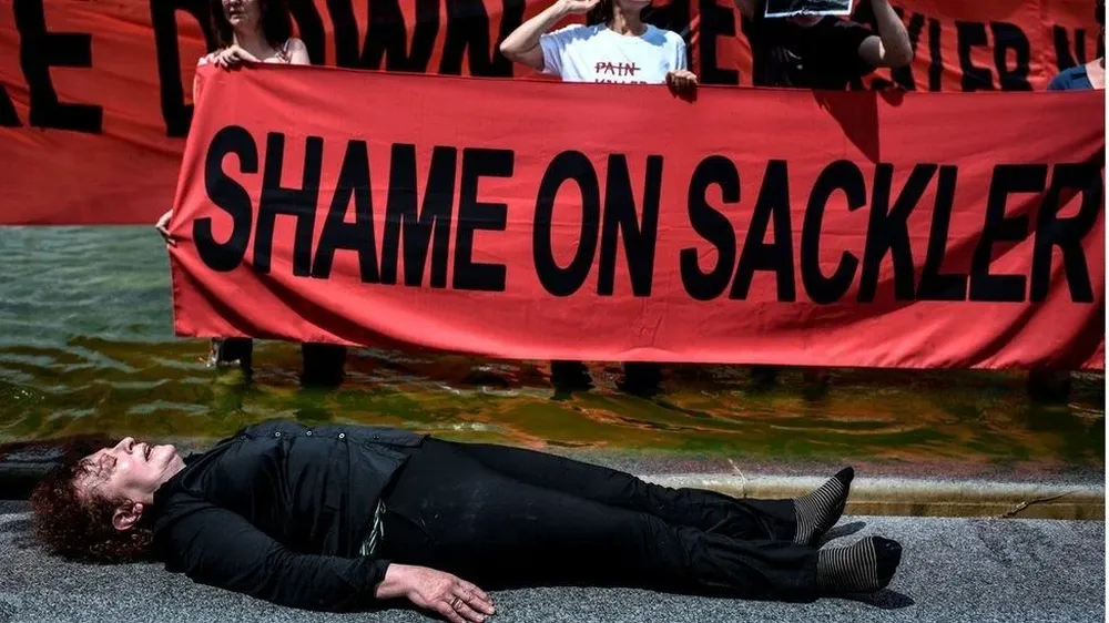 Nan Goldin realizó protestas en las galerías y museos de arte más famosos del mundo
