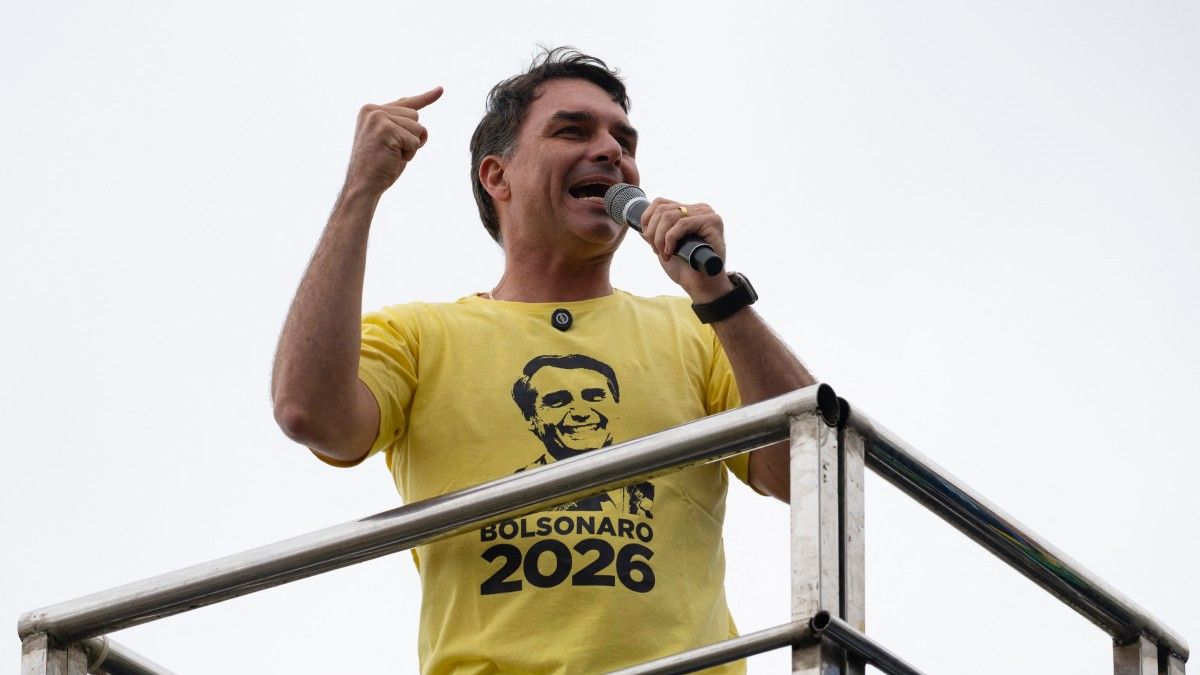 Flávio Bolsonaro empata en las encuestas con Lula, mientras la Suprema Corte ordena investigarlo por 