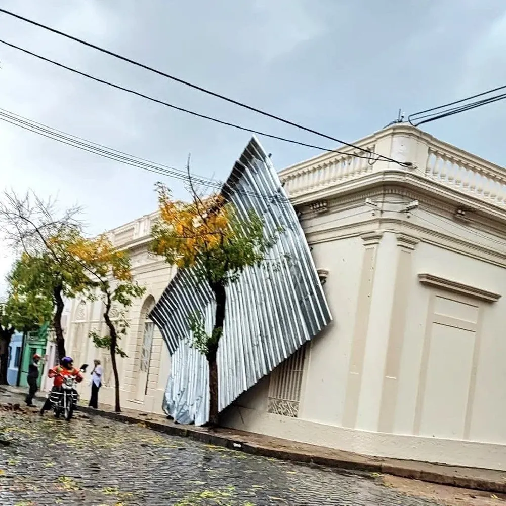 Bomberos y la policía recibieron múltiples llamados por las inclemencias del tiempo