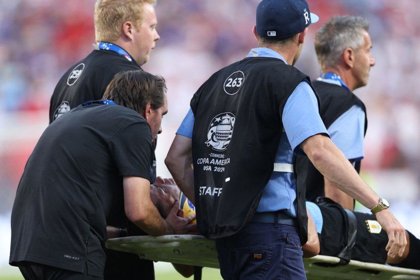 Maximiliano Araújo se retira en camilla