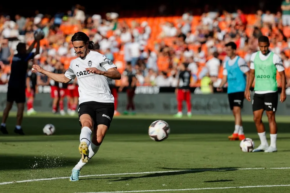 Cavani debutó con Valencia y habló luego del partido, también de la selección