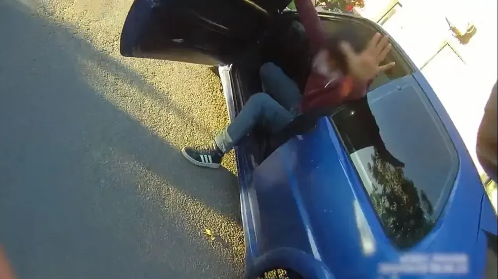 Momento en el que la Policía captura al auto que persiguió en la Ruta 3 y en Young