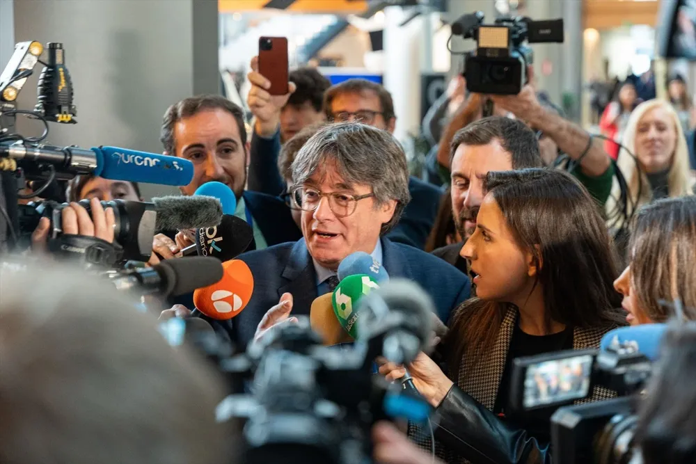 El expresidente de la Generalitat Carles Puigdemont atiende a medios a su llegada al Parlamento Europeo.