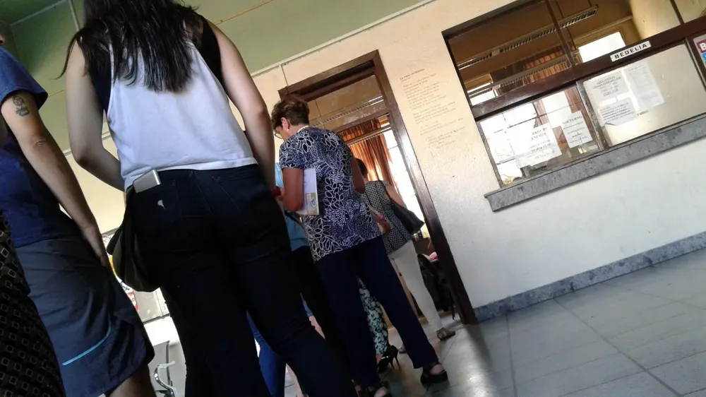 Archivo. Fila de estudiantes para inscribirse en el liceo Juan Zorrilla de San Martín