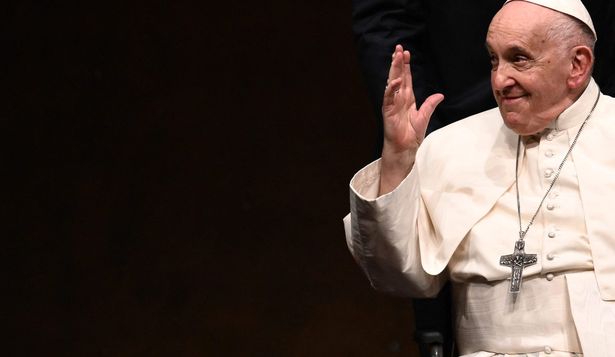 Francisco entendió los tiempos que le tocaron vivir. Su legado habla de esa claridad en su vocación de transformar una Iglesia que necesitaba estar en el mundo. Por eso, en el medio del dolor de los fieles, de la solemnidad y la tensión del Cónclave, hubiera entendido cómo el fenómeno de la tecnolgía hoy también se cuela en lo sagrado. Un evento que estremece al mundo, que impacta en las redes, no puede escapar a ese mundo polémico, de límites todavía difusos y poco regulados, que son las criptomonedas. Y así una explosión de nuevas memecoins ligadas a la Iglesia, al Papa surgieron en estos días y también un mercado de apuestas sobre su sucesor.&nbsp;