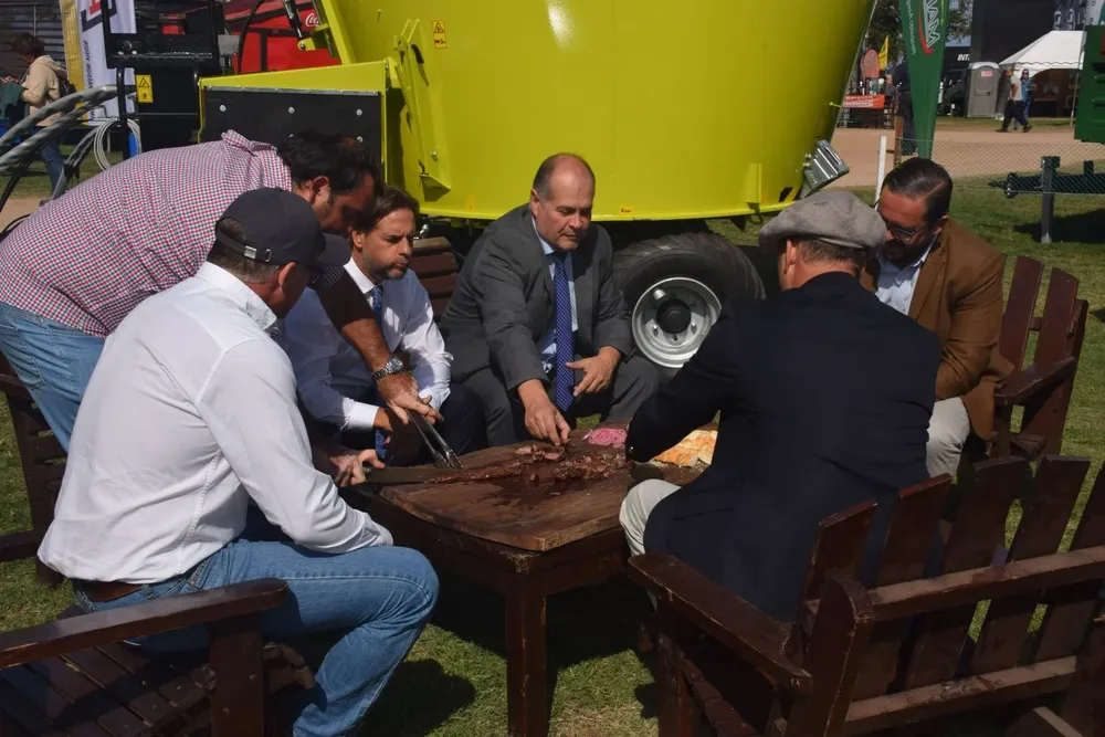Asado, al costado de un mixer.