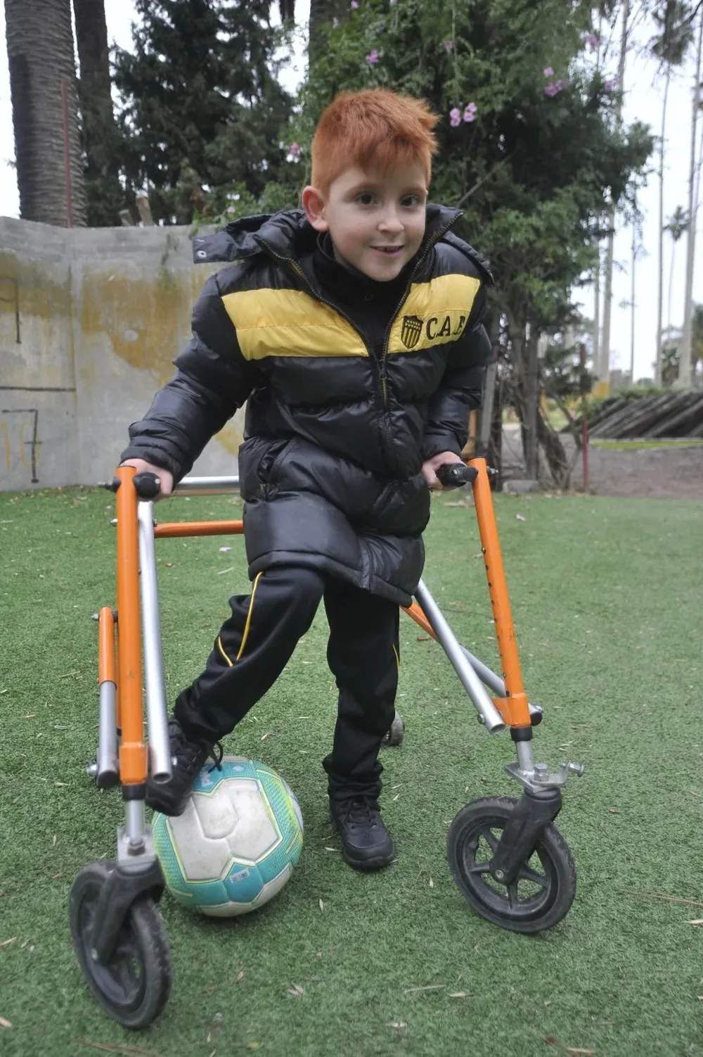 Federico con la pelota al pie y la alegría a flor de piel.