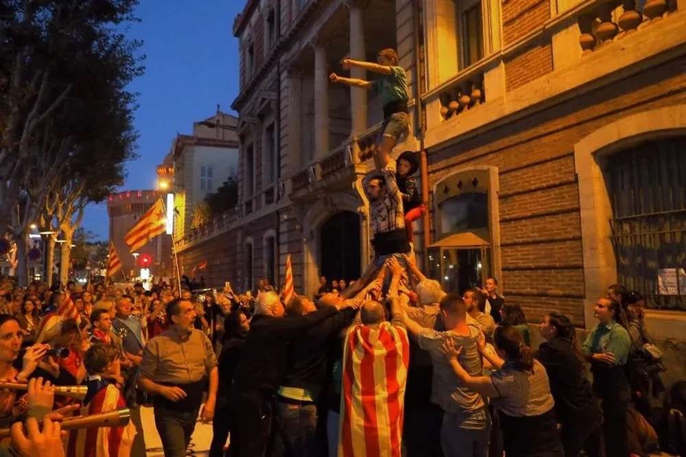 Residentes se manifiestan en Perpiñan, Francia, en apoyo a la independencia catalana.