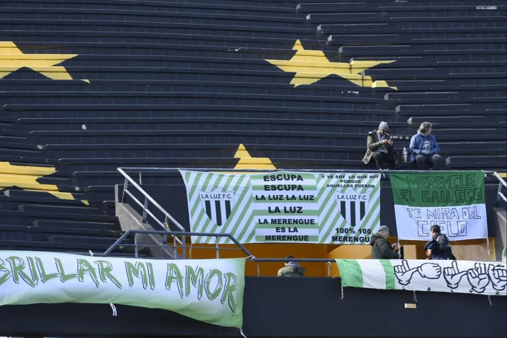 La hinchada de La Luz siempre presente con un barrio atrás: Aires Puros