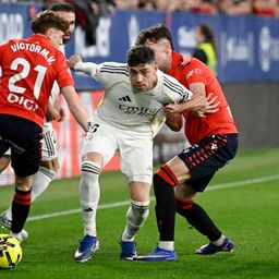 Fede Valverde ante la marca de Aimar Oroz Fede Valverde ante la marca de Aimar Oroz