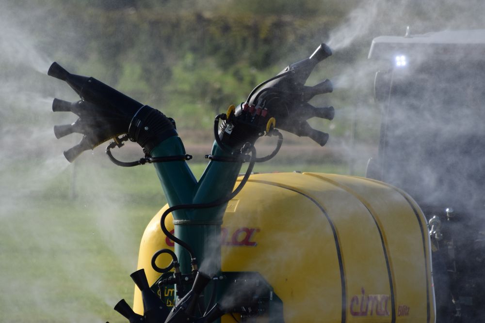 Agricultura: aplicación de fitosanitarios en áreas de granja en Montevideo rural.