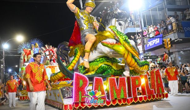Artigas y un momento del año en que la ciudad no duerme: el desfile anual de las escuelas de samba.