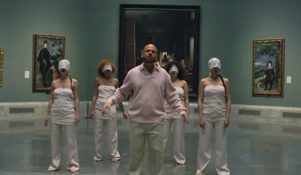 Residente ha grabado un nuevo vídeo de su tema 313 en el Museo del Prado.