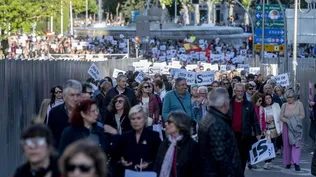 Decenas de personas durante una manifestación en apoyo a Pedro Sánchez.
