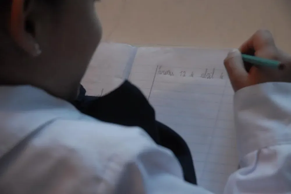 En las aulas que registran más casos de violencia física o verbal, los alumnos muestran peores desempeños