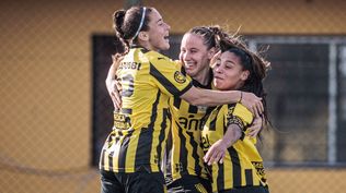 Las jugadoras de Peñarol femenino celebran uno de los goles a Nacional en el clásico