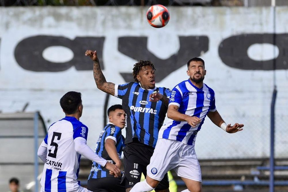 Abel Hernández de Liverpool ante Cerro Largo por el Torneo Apertura