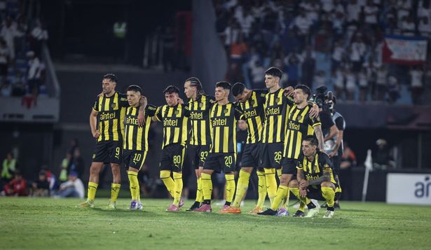 Los jugadores de Peñarol en la tanda de penales de la Supercopa Uruguaya