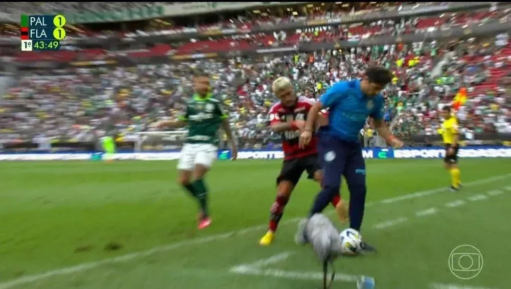 El cruce de Giorgian y el DT de Palmeiras Abel Ferreria