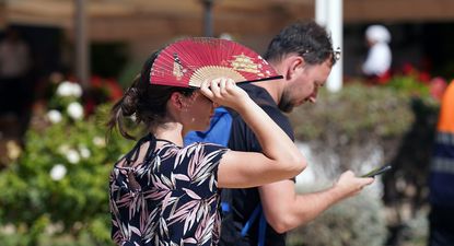 Imágenes de personas por las calles de Málaga en plena ola de calor, a 12 de julio de 2024.